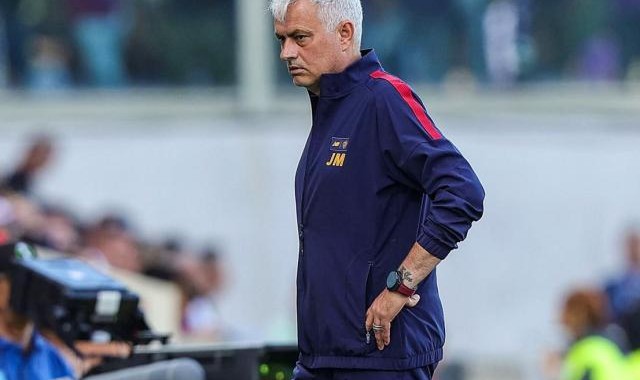 开云线上入口-罗马7轮不胜豪赌欧联，穆帅吃牌停赛，发布会弃权